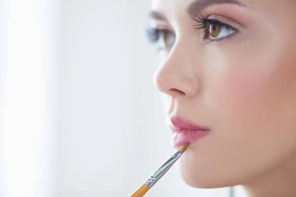 Menina bonita com escova de pó cosmético para maquiagem. Maquiagem. Maquilagem aplicando para pele perfeita — Fotografia de Stock