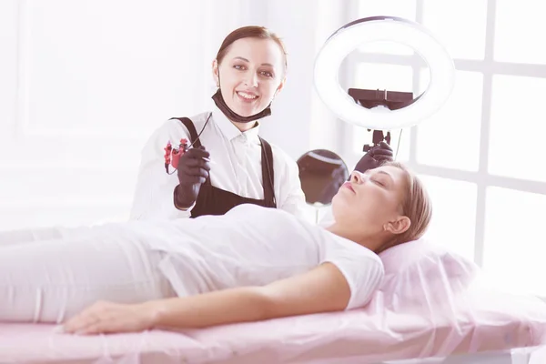 El flujo de trabajo de las cejas de Microblading en un salón de belleza . —  Fotos de Stock