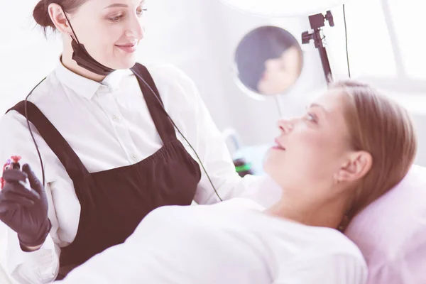 Microblading eyebrows work flow in a beauty salon. — Stock Photo, Image