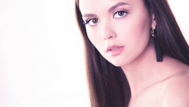 Doğal ciltli kadın yüzünün güzel portresi.