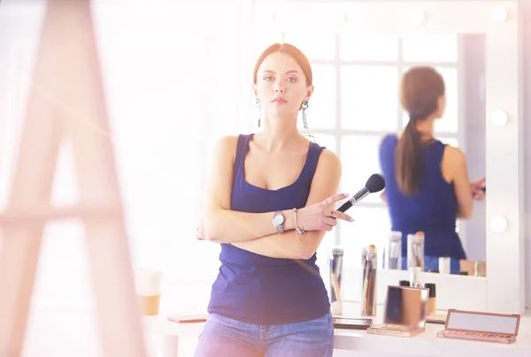 Menina bonita com escova de pó cosmético para maquiagem. Maquiagem. Maquilagem aplicando para pele perfeita — Fotografia de Stock