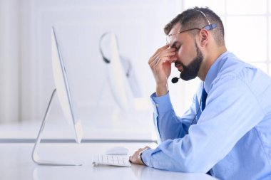 Ofisteki iş adamı telefonda kulaklıkla, Skype, FaceTime