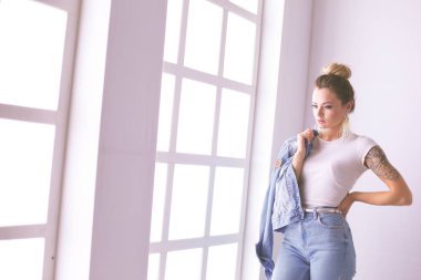 Çalışma odasında duran güzel bir kadın. Güzel kadın..