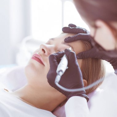 Mikroplu kaşlar güzellik salonunda akıyor..