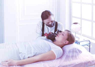 Kalıcı Kalıcı Kaşlara Makyaj Uygulayan Kozmetikçi