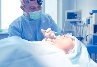 Ameliyathanede çalışan bir cerrah.