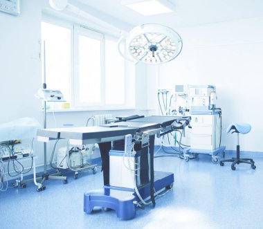 Modern klinikteki ameliyathane.