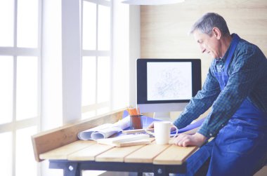 Ofisteki çizim masasında çalışan mimar