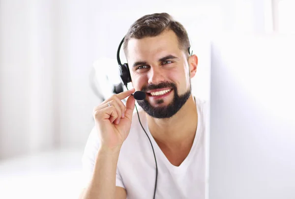 Affärsman på kontoret på telefon med headset, Skype — Stockfoto