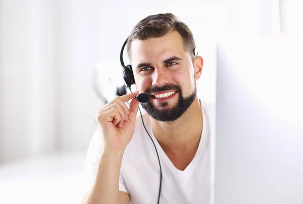 Homme d'affaires au bureau au téléphone avec casque, Skype — Photo