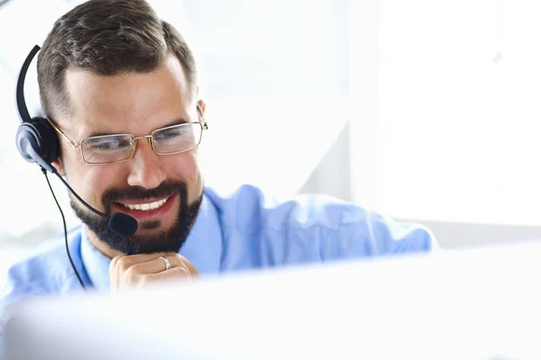 Geschäftsmann im Büro am Telefon mit Headset, Skype, FaceTime — Stockfoto