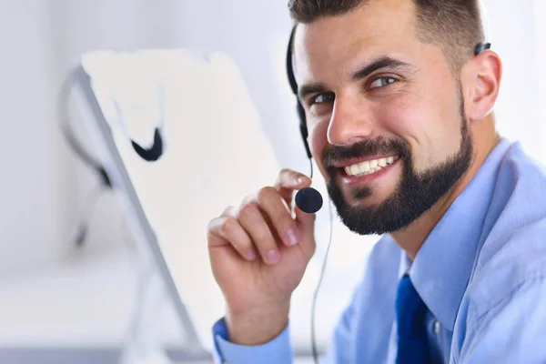 Affärsman på kontoret på telefon med headset, Skype, FaceTime — Stockfoto