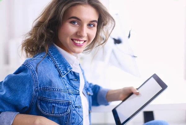 Retrato de mulher de negócios bonita trabalhando em sua mesa com fone de ouvido e laptop — Fotografia de Stock