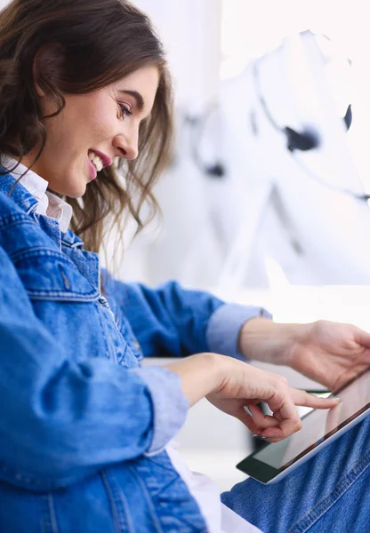 Retrato de mulher de negócios bonita trabalhando em sua mesa com fone de ouvido e laptop — Fotografia de Stock