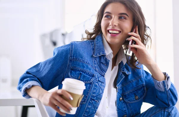 Joven mujer de negocios hablando por teléfono en la cafetería — Foto de Stock