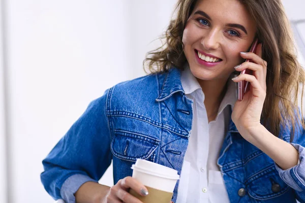 Mladá podnikatelka mluví po telefonu v kavárně — Stock fotografie