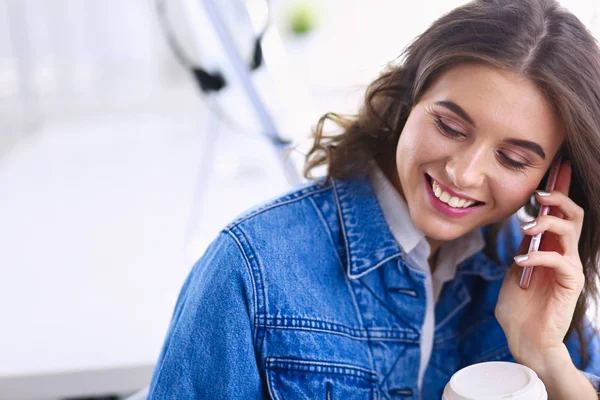 Joven mujer de negocios hablando por teléfono en la cafetería — Foto de Stock