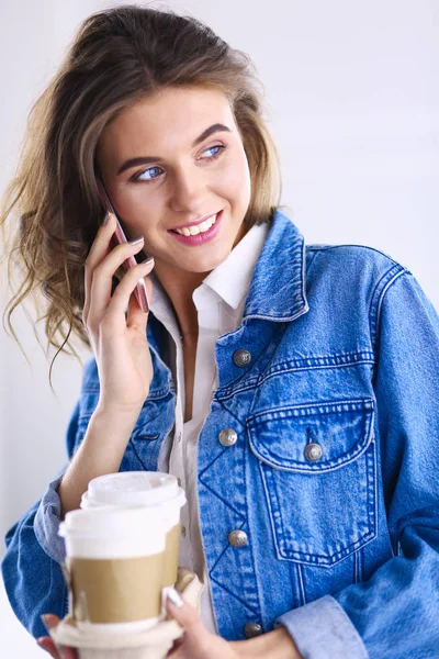 Jonge zakenvrouw aan de telefoon in de coffeeshop — Stockfoto