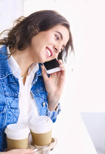 Jovem empresária falando ao telefone no café — Fotografia de Stock