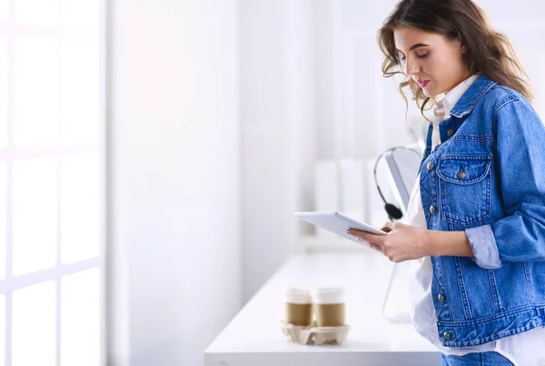 Mulher sorrindo bebendo café e usando tablet no café — Fotografia de Stock