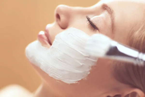 Spa facial mask application. Spa beauty organic facial mask application at day spa salon — Stock Photo, Image