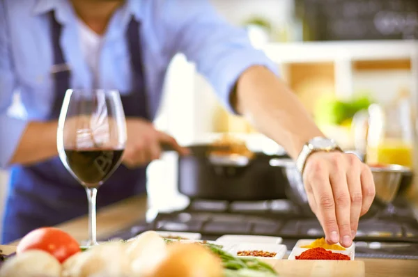 Mann bereitet leckeres und gesundes Essen in der heimischen Küche zu — Stockfoto