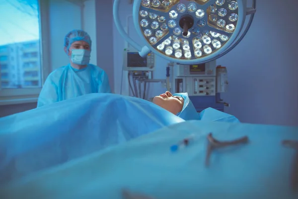 Homem cirurgião no trabalho na sala de cirurgia — Fotografia de Stock