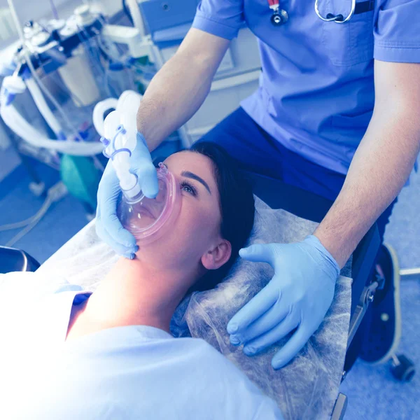 Homem cirurgião no trabalho na sala de cirurgia — Fotografia de Stock