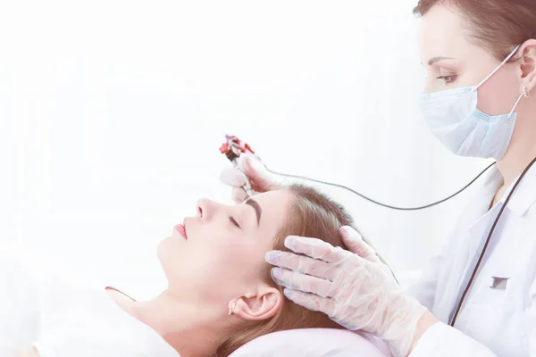 A young girl having red lips permanent makeup, micropigmentation — Stock Photo, Image