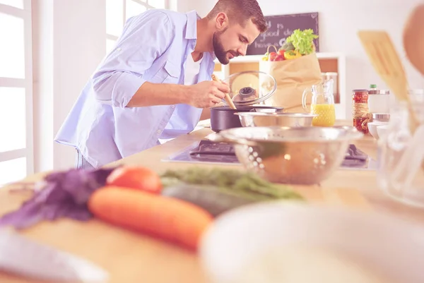 Mann bereitet leckeres und gesundes Essen in der heimischen Küche zu — Stockfoto