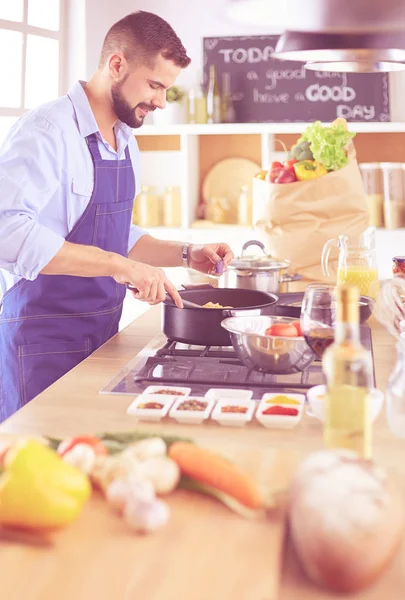 Uomo che prepara cibo delizioso e sano nella cucina di casa — Foto Stock