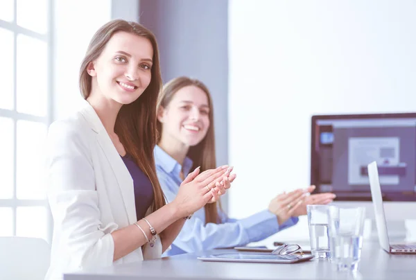 Foto de socios aplaudiendo las manos después del seminario de negocios. Formación profesional, reunión de trabajo, presentación —  Fotos de Stock