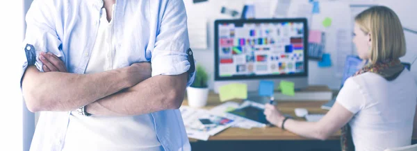 Porträtt av unga formgivare framför bärbar dator och dator medan du arbetar. Assistent med sin mobil vid bakgrund. — Stockfoto