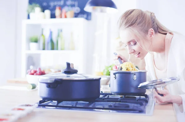 Wanita muda yang cantik memasak di dapur di rumah — Stok Foto