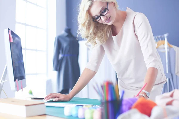 Diseñadora de moda mujer trabajando en sus diseños en el estudio. — Foto de Stock