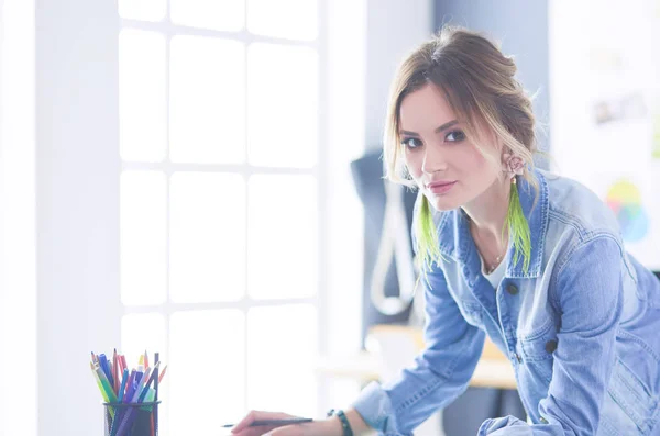 Diseñadora de moda mujer trabajando en sus diseños en el estudio — Foto de Stock