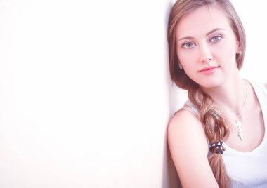 Duvarının yakınında katta oturan bir genç bayan. Genç kadın