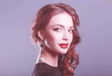 Siyah elbiseli, akşam makyajlı güzel bir kadın.