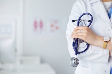 Hastanede steteskoplu gülümseyen doktor kadın.