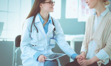 Doktor ve hasta masada otururken bir şey tartışıyorlar. İlaç ve sağlık hizmetleri kavramı