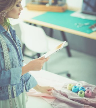 Moda Tasarımcısı kadın stüdyoda tasarımları ile iPad üzerinde