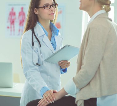 Doktor ve hasta masada otururken bir şey tartışıyorlar. İlaç ve sağlık hizmetleri kavramı