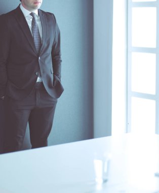 Dışarıda duran kendinden emin bir iş adamının portresi.