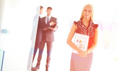 Gülümseyen iş adamları ofiste iyi bir sunumu alkışlıyorlar. .