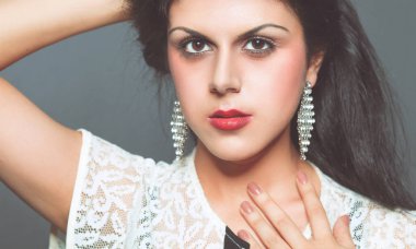 Gri arka plan üzerinde duran güzel kadın. Güzel kadın