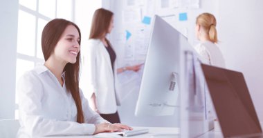 Ofiste dizüstü bilgisayarda çalışan çekici kadın. İş adamları