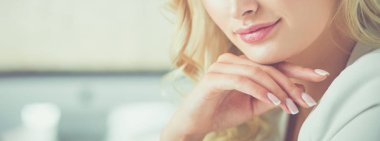 Güzel genç kadın ofiste oturma portre