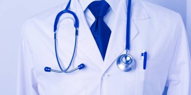 Ofiste steteskoplu bir tıp doktoru var.