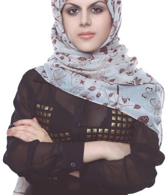 Kızıl bir eşarp takan Asyalı genç bir kadın portresi. Genç Asyalı kadın.