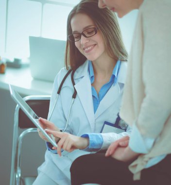 Doktor ve hasta masada otururken bir şey tartışıyorlar. İlaç ve sağlık hizmetleri kavramı